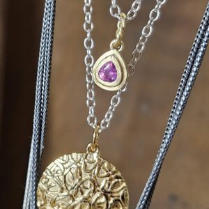 Anhänger mit Rosa Saphirtropfen