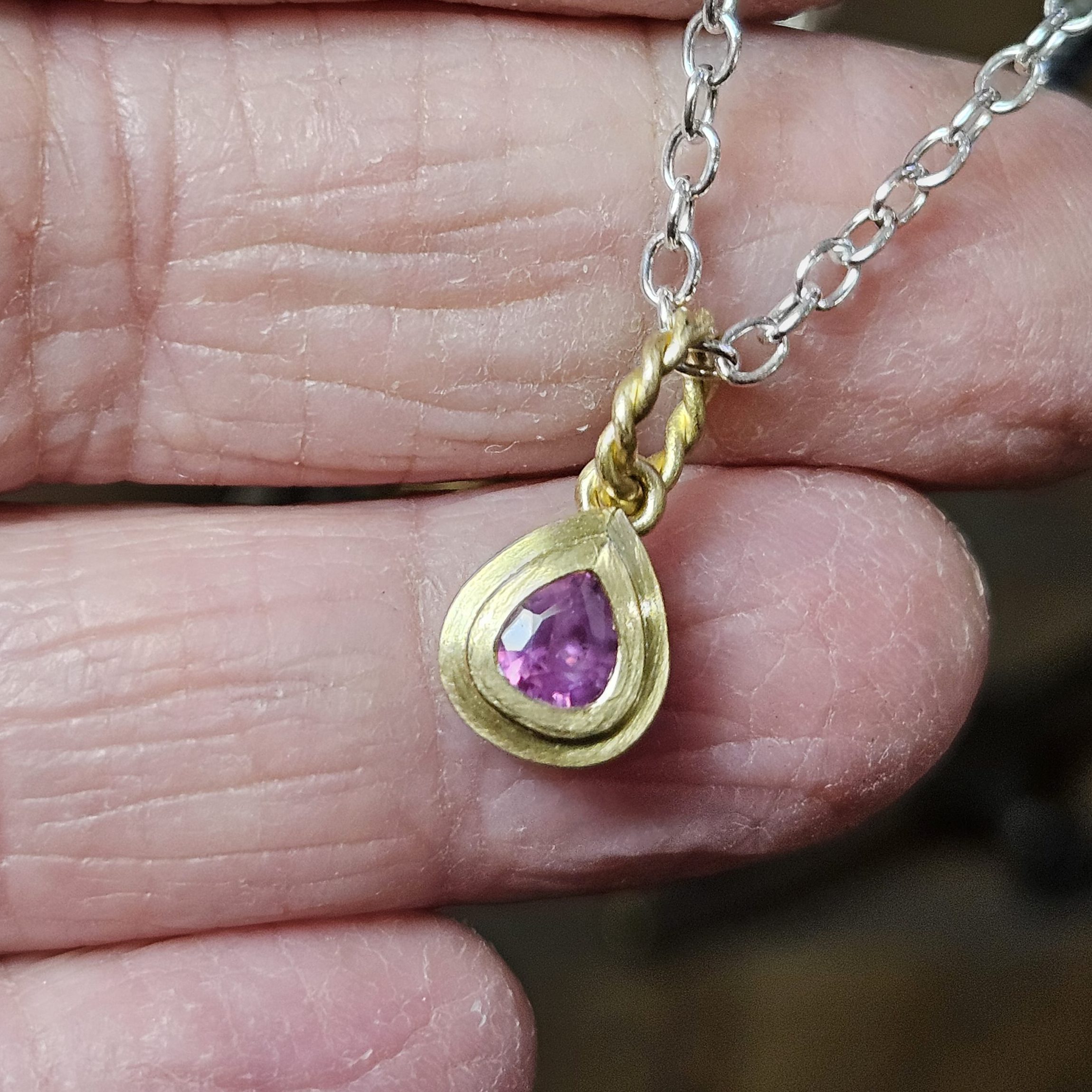 Rosa Saphir Anhänger in Gold a Rosa Saphir Anhänger in 750 Gold a