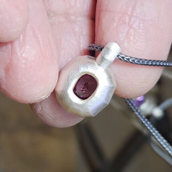 Silberner Rubin Anhänger in eckiger Form c