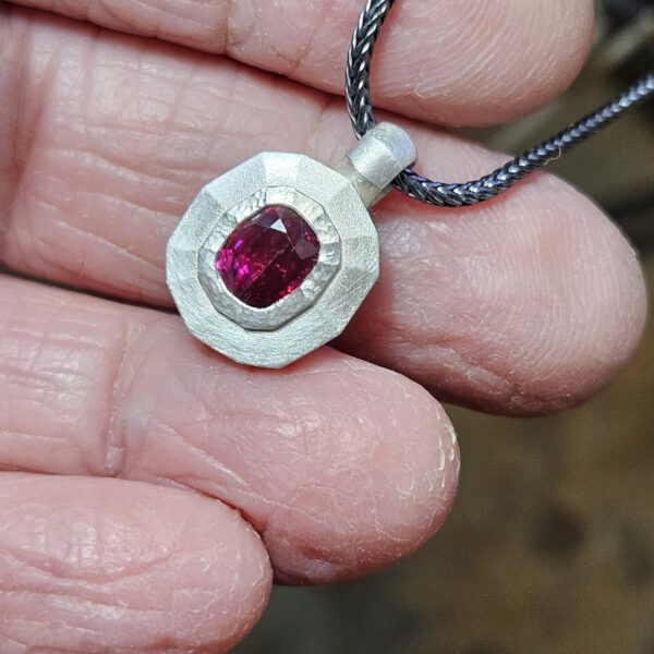 Silberner Rubin Anhänger in eckiger Form b