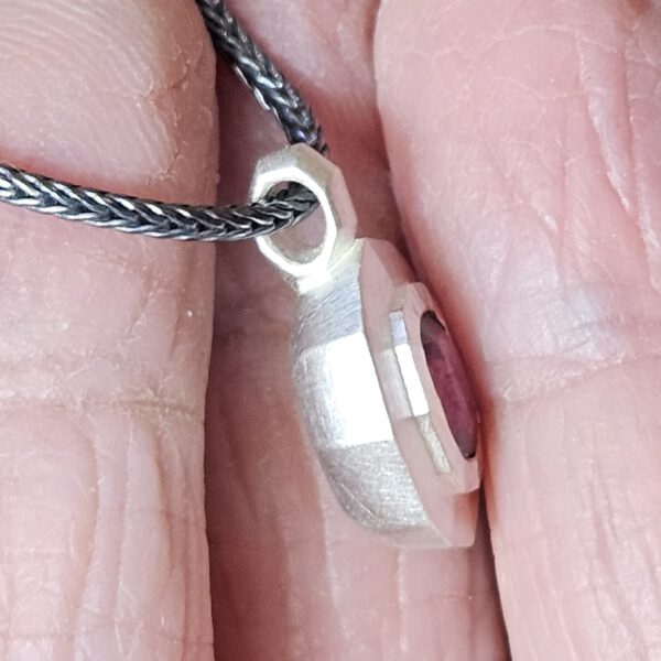 Silberner Saphir Anhänger in eckiger Form q