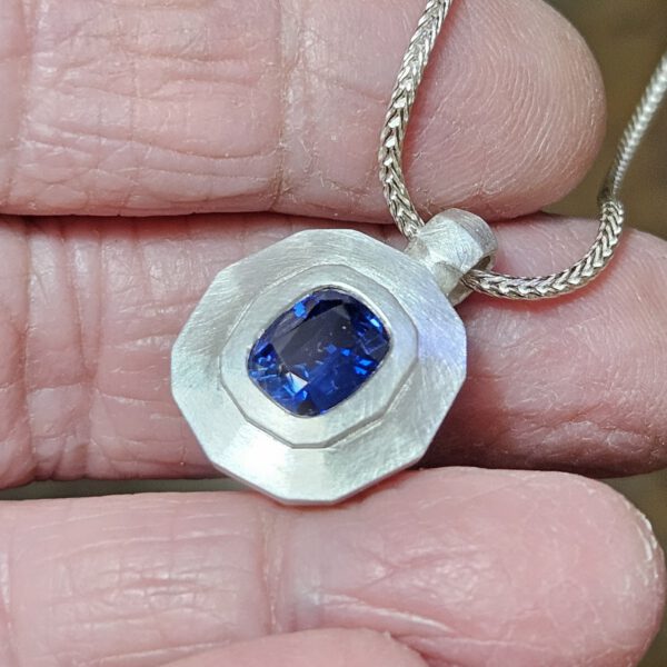 Silberner Saphir Anhänger in eckiger Form s