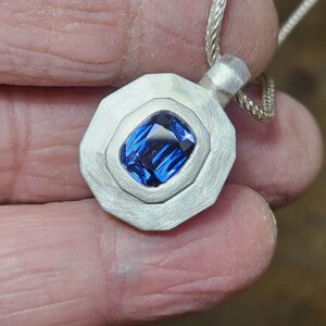 Silberner Saphir Anhänger in eckiger Form x